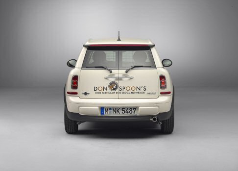 Mini - La MINI Clubvan  equipaggiata di serie con sedili neri rivestiti in stoffa Cosmos, interni neri e modanature interne nella variante Fine White Silver. Tra gli optional vengono offerti luci allo xeno, sedi nere dei proiettori, Adaptive Light Control.