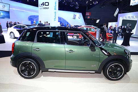 Mini - Stilisticamente, la vettura offre quattro porte e un ampio cofano posteriore, forma specifica del tetto e interpretazione delle proporzioni e degli stilemi del brand. 