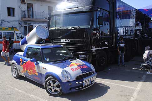 Cliff Diving a Polignano - Mini Cupper con lattina Red Bull al lungomare di Polignano a Mare per il Red Bull Cliff Diving World Series 2015