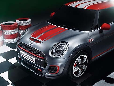 Mini - Rispetto al modello di serie, questa particolare versione sfoggia dettagli estetici inediti e dedicati come, ad esempio, i grandi cerchi da 18 pollici, le appendici aerodinamiche dal nuovo disegno e livrea specifica.