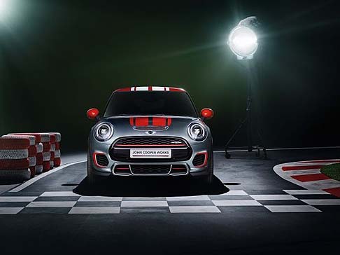 Mini - Il kit aerodinamico prevede lofferta di un nuovo paraurti,nuove luci a led, minigonne e un alettone stile racing.