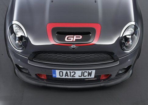 Mini - A tali risultati si  arrivati grazie allimpiego di soluzioni tecniche innovative ispirate al mondo racing e che riguardano nello specifico la propulsione, lassetto e laerodinamica. 