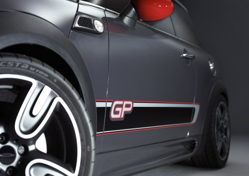 Mini - La denominazione GP ne sottolinea le doti estreme, che espirmono il loro massimo potenziale sullex circuito di Gran Premio Nrburgring- Nordschleife, il pi impegnativo in assoluto.