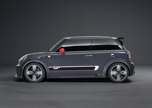 Mini - Erede della MINI Cooper S con John Cooper Works GP Kit, presentata nel 2006,linedita MINI John Cooper Works GP ne rappresenta la fedele evoluzione in fatto di prestazioni, ora pi brillanti.