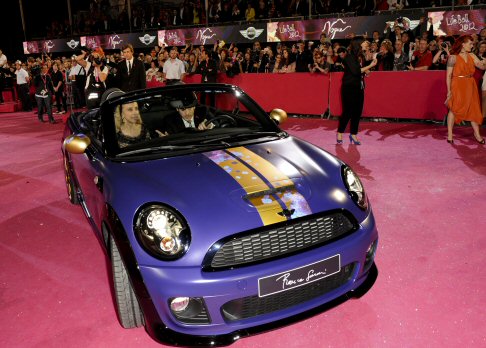 Mini - Red carpet e tanto glamour per la special edition Mini Life Ball, guest star al celebre evento di beneficenza organizzato per aiutare i malati di HIV.