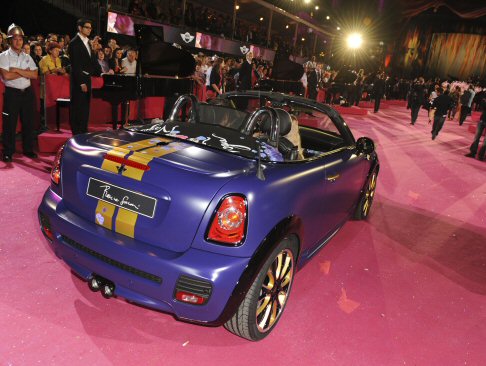 Mini - Ledizione 2012 del Life Ball 2012, che si  svolta al Municipio di Vienna,  stata incentrata sul tema del fuoco con il motto Contro le fiamme dell'ignoranza.
