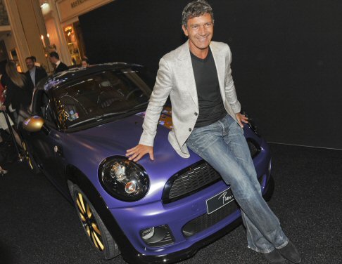 Mini - MINI Life Ball 2012  stata realizzata sulla base della Cooper S Roadster e presenta una livrea Deepest Purple opaca con stripes dorate.
