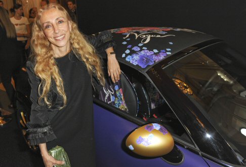 Mini - Il concetto dietro la personalizzazione MINI si ispira alle donne belle ed eleganti che in passato erano soliti indossare una sciarpa avvolta intorno alla testa quando si guida una decappottabile, spiega Franca Sozzani.