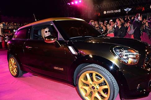Mini - Si accendono anche questanno i riflettori di Life Ball, levento dedicato alla raccolta di fondi destinati a sostenere la battaglia contro lAIDS.