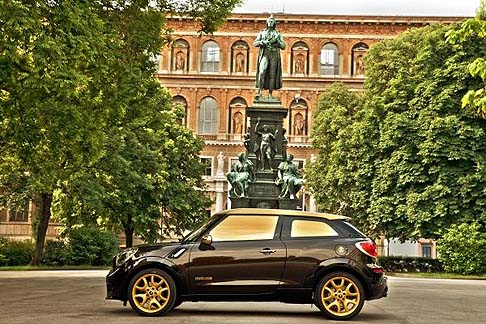 Mini - Alcune ore prima della sua presentazione, lunico esemplare di questa MINI era stato venduto allasta per la cifra di 150.000 euro nel corso del Gala di Solidariet contro lAIDS. 