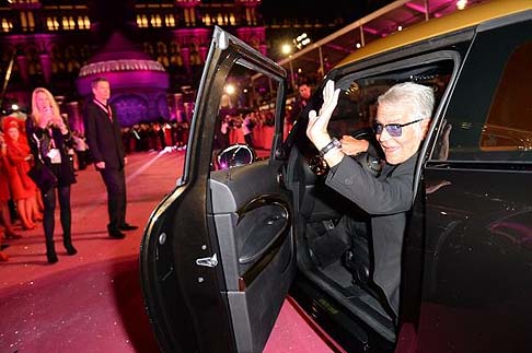 Mini - Con lo stilista al volante e sua moglie Eva Cavalli accanto, la vettura si  presentata in una veste inedita e realizzata secondo il concetto di stile della nota griffe italiana. 