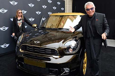 Mini - Il design degli interni della MINI  dominato dal nero, con singoli elementi dorati.