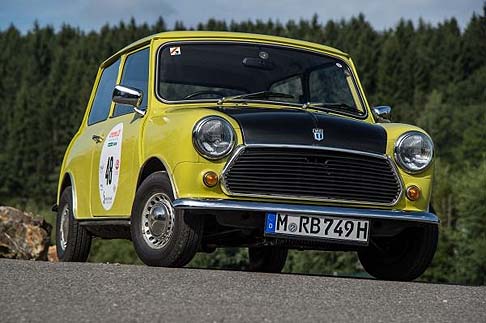 Mini - La Mini che partecipa al Rally fu costruita nel 1974, ma sono stati gli Anni Novanta a consegnarla alla memoria collettiva come protagonista nella serie Mr. Bean.