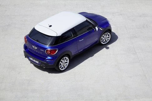 Mini - La tecnologia MINIMALISM  montata di serie su tutti i modelli e comprende la Brake Energy Regeneration, nelle vetture a cambio manuale lindicatore del punto ottimale di cambiata e la funzione Automatic Start/Stop. 