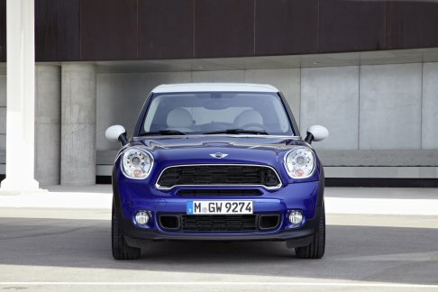 Mini - La scocca ad alta resistenza torsionale della MINI Paceman contribuisce sia allagilit di handling sia alla sicurezza passiva della vettura. 