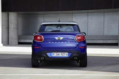 Mini - Tutti i sedili sono dotati di cinture di sicurezza automatiche a tre punti, quelli anteriori di tendi cintura e limitatori di sforzo, mentre nella zona posteriore sono stati integrati fissaggi ISOFIX per i seggiolini dei bambini.
