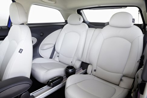 Mini - Le dotazioni dedicate allinfotainment includono la radio MINI Boost CD, la radio MINI Visual Boost, sistema di altoparlanti Hi-Fi harman kardon e sistema di navigazione MINI. 