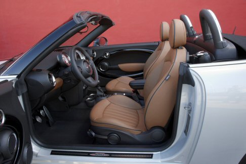 Mini - Lequipaggiamento include anche un impianto di climatizzazione, il Park Distance Control con sensori nella coda, sedili regolabili in altezza e specchietti retrovisori esterni a regolazione elettrica. 