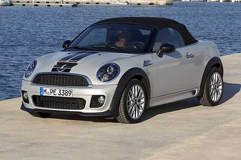 Mini - Mini Roadster con hardtop. Due soli posti a sedere e la robusta capote di tessuto 