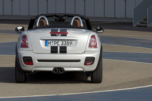 Mini - Le dotazioni includono anche servosterzo elettromeccanico con regolazione della stabilit di guida DSC (Dynamic Stability Control) di serie, modalit di trazione DTC (Dynamic Traction Control) ed EDLC (Electronic Differential Lock Control). 