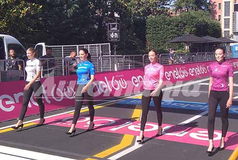 Giro dItalia - Sfilata delle Miss con le maglie del Giro dItalia bianco, azzurro, maglia rosa e ciclamino a Reggio Emilia
