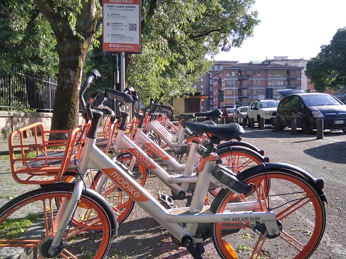 Nuove rastrelliere Reggio Emilia - Mobike flotta di Bike Sharing al parcheggio Piazzale Fiume a Reggio Emilia