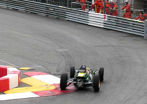 Circuito F1 Montecarlo - Montecarlo Grand Prix monposto storica che passa sul cordolo