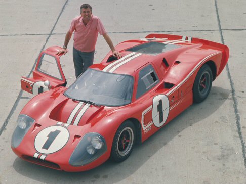 Ford - Finisce ad 89 anni la folle corsa di Carroll Shelby, autentica stella del firmamento dellautomotive, che ci ha regalato vetture diventate autentiche icone. 