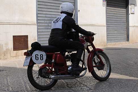 5^ tappa Acquaviva delle Fonti - Moto Agusta 125 del veterano Cosimo Vaccarelli 86 anni alla Milano Taranto per la 5^ tappa di Acquaviva