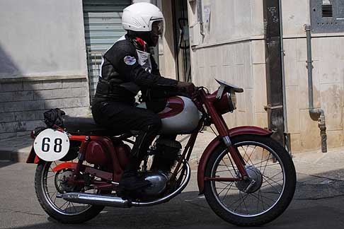 5^ tappa Acquaviva delle Fonti - Veterano tarantino Cosimo Vaccarelli di 86 anni con il numero 68 su moto MV Augusta 125 rigorosamente ristrutturata che ha partecipato alla prima edizione del 1953