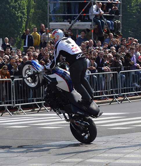 Red Bull - Incredibili acrobazie su due ruote sulla moto BMW di Chris Pfeiffer