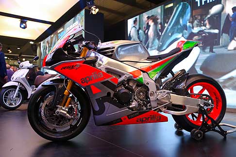 Piaggio - Moto racer Aprilia RSV4 al Salone del motociclo EICMA 2015