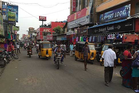 Traffico e atmosfere indiane - Traffico caotico motociclette e Apecars in India