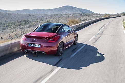 Peugeot - Nata dalla sinergia tra i tecnici di Peugeot Sport e gli specialisti del settore Ricerca e Sviluppo del Marchio, la Peugeot RCZ R adotta un cambio meccanico a sei rapporti, baricentro ribassato di 10 mm, ampio alettone fisso posteriore. 