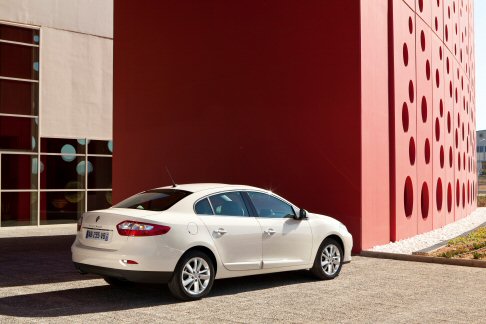 Renault - Le dotazioni di serie includono i sensori di parcheggio e il sistema key less mediante card. Ed ancora il sistema Bluetooth e l'ingresso USB. 