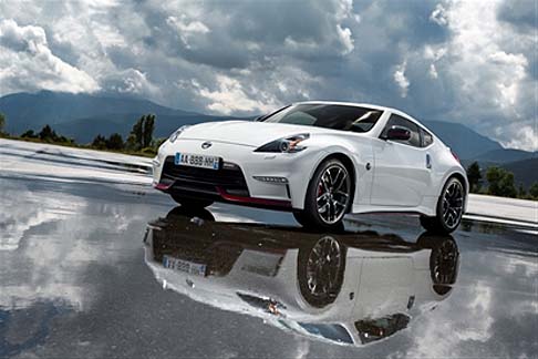 Nissan - Nuovi anche i profili neri dei fari e la finitura rossa NISMO alla base del paraurti, sottoporta e specchietti retrovisori ridefiniti e il logo NISMO. 