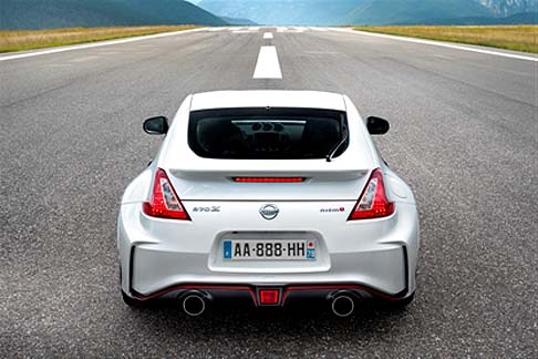 Nissan - La nuova 370Z NISMO offre nuovi cerchi in lega Rays da 19 pollici con finitura in colore nero e silver.