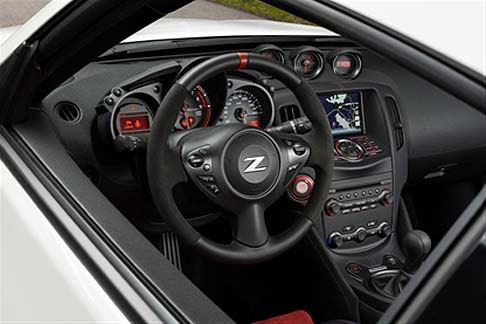 Nissan - Sotto il cofano scalpita il potente motore sei cilindri da 3,7 litri e 344 CV di potenza, che consente alla sportiva del Sol Levante di scattare da 0 a 100 km/h in soli 5,2 secondi e ci regala un sound inconfondibile grazie al doppio scarico NISMO. 