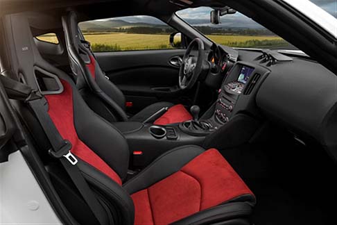 Nissan - Disponibile esclusivamente in versione coup con cambio manuale a sei rapporti, la nuova 370Z NISMO adotta sospensioni migliorate e taratura modificata di ammortizzatori e molle posteriori. 