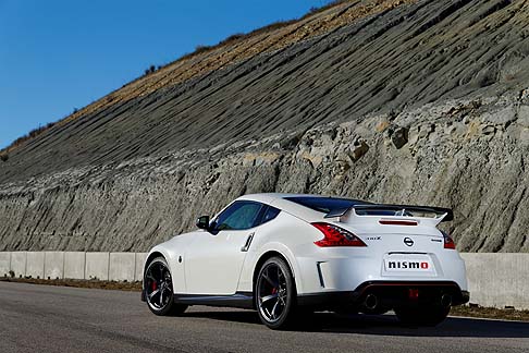 Nissan - Nissan 370Z Nismo, rispetto alla vettura di serie 370Z, propone una cavalleria ulteriormente rinvigorita, che passa da 328 a 344 CV, aumenta anche la coppia che sale da 363 a 371 Nm.