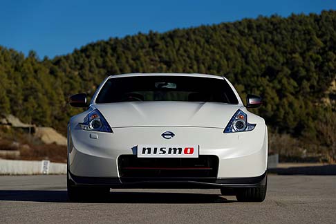 Nissan - Disponibile nella versione coup con cambio manuale a sei rapporti, la 370Z Nismo  un autentico gioiello di stile e ingegneria.