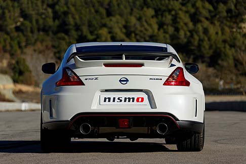 Nissan - Per migliorare la sensibilit del freno, gli ingegneri Nismo hanno adottato i tubi rigidi e il liquido freni ad alte prestazioni della GT-R R35.