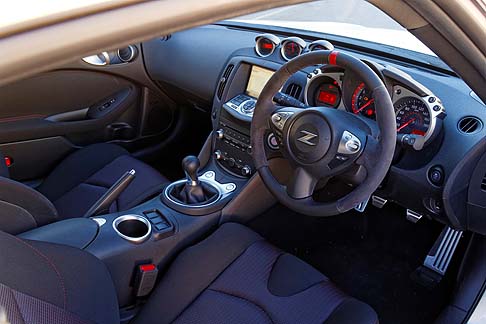 Nissan - Dal punto di vista estetico, la vettura presenta modifiche studiate per migliorare le performance aerodinamiche