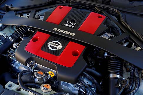 Nissan - La carrozzeria propone linee rosse che corrono nella parte bassa del frontale e del retro vettura e sugli specchi retrovisori esterni.