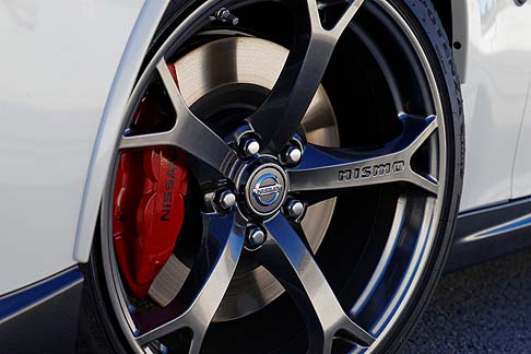 Nissan - Lequipaggiamento di serie prevede lofferta di cerchi in lega da 19 pollici abbinati a pinze dei freni rosse di ispirazione sportiva e pneumatici racing.
