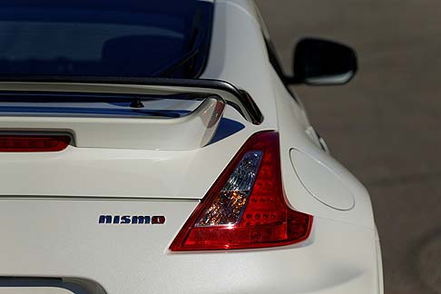 Nissan - A bordo, l'abitacolo della 370Z  sportivo ed offre volante rifinito in alcantara, sedili avvolgenti a regolazione elettrica. Il lancio commerciale  atteso a partire da giugno 2013. 