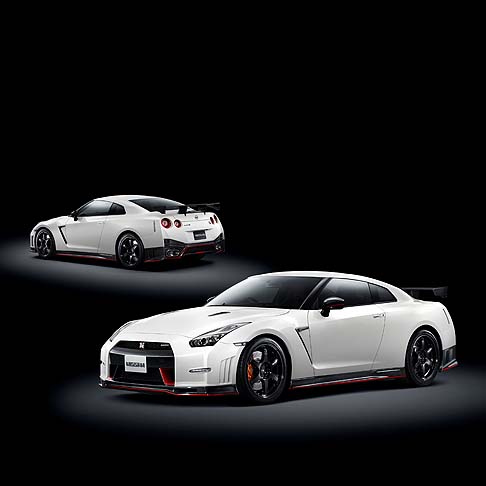 Nissan - Ad affiancare la Nissan GT-R 2014 nella kermesse del Sol Levante, troviamo anche la versione Nismo, ispirata al mondo delle corse.