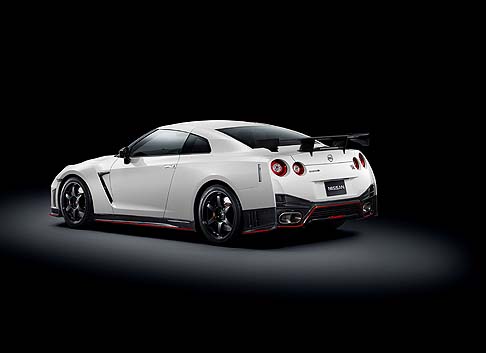 Nissan - Disponibile in Giappone alla fine di febbraio 2014, e negli Stati Uniti e in Europa entro la fine del 2014, Nissan GT-R Nismo adotta il motore V6 VR38DETT da 3,8 litri dalla potenza pari a 600 CV.