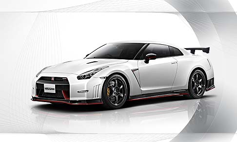 Nissan - Nissan GT-R Nismo sar disponibile in cinque tinte: Brilliant White Pearl, Meteor Flake Pearl Black, Ultimate Metallic Silver e Vibrant Red. 