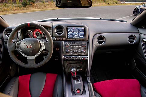 Nissan - L'abitacolo promette sicurezza e comfort. I sedili reclinabili ergonomici in fibra di carbonio RECARO sostengono il guidatore e il passeggero del sedile anteriore.